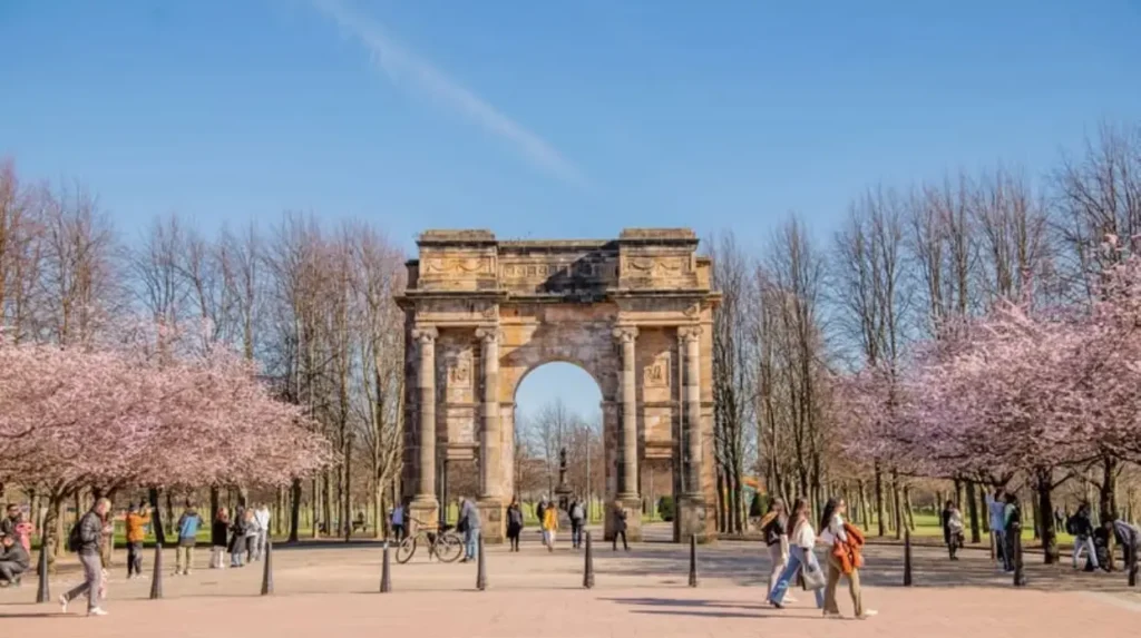 What should a Glasgow visitor know?