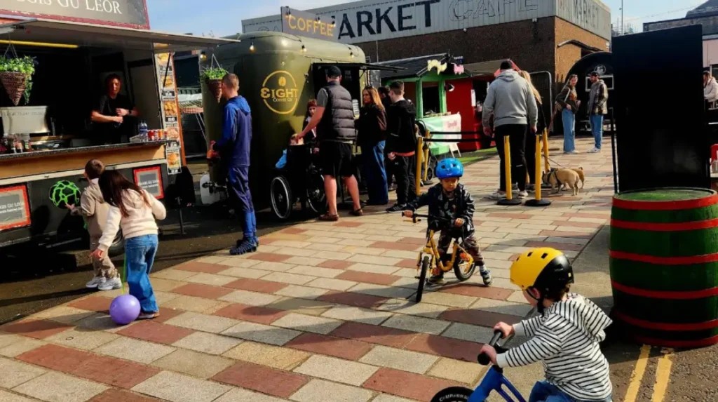 How do farmers markets impact Glasgow's local economy and environment?