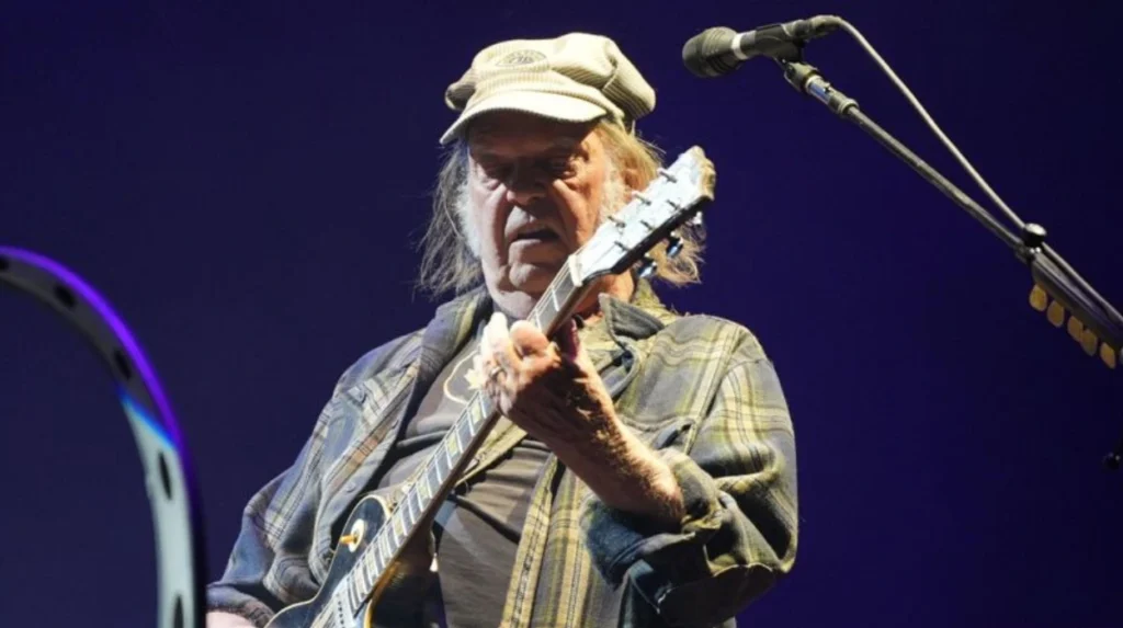 What is the history of Neil Young performing in Glasgow?