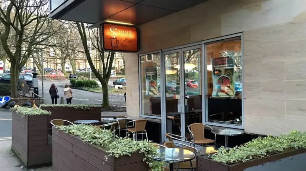 Which independent cafes on Byres Road offer vegan and vegetarian options?