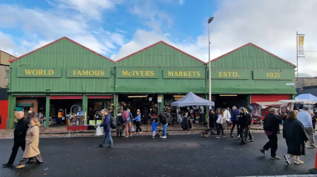 Which specific farmers markets operate on a regular schedule in Glasgow?