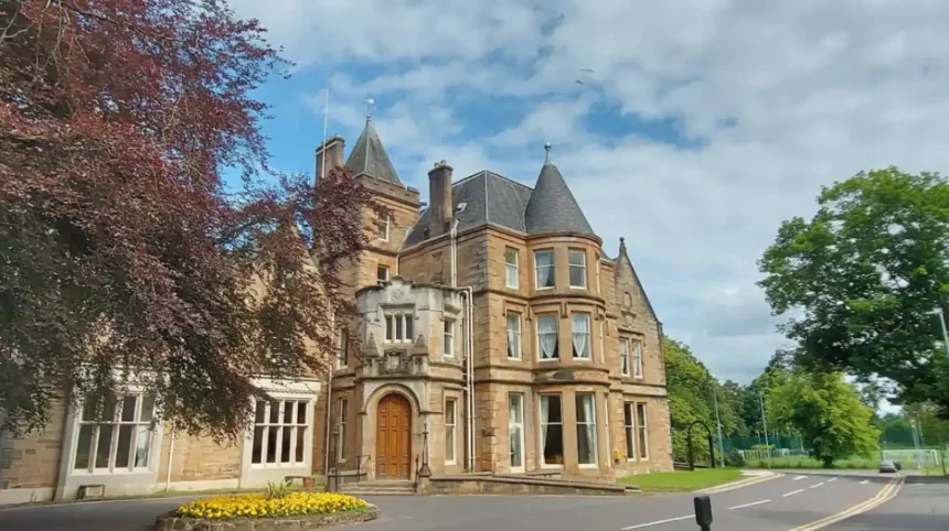 Are Giffnock and Clarkston Worth the Daily Commute Into Glasgow for Families?