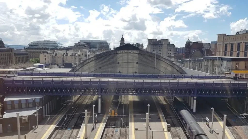 How do the Low Level lines connect the city?
