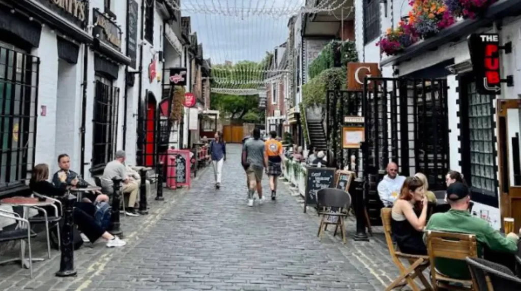 How does Ashton Lane compare to other West End leisure areas?
