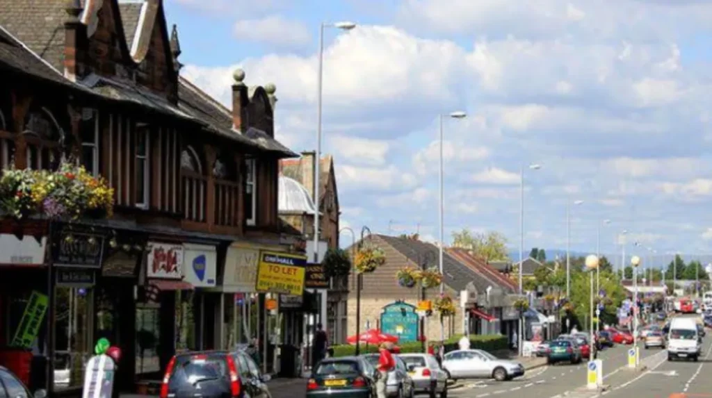 What are the total monthly costs of commuting from Giffnock and Clarkston to Glasgow?