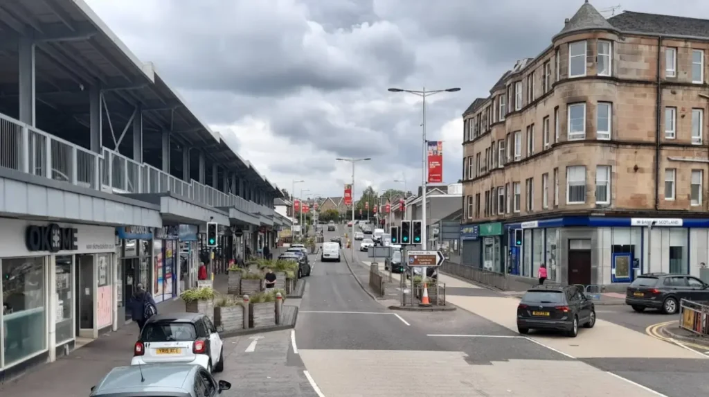 What defines Giffnock and Clarkston as Glasgow commuter towns?