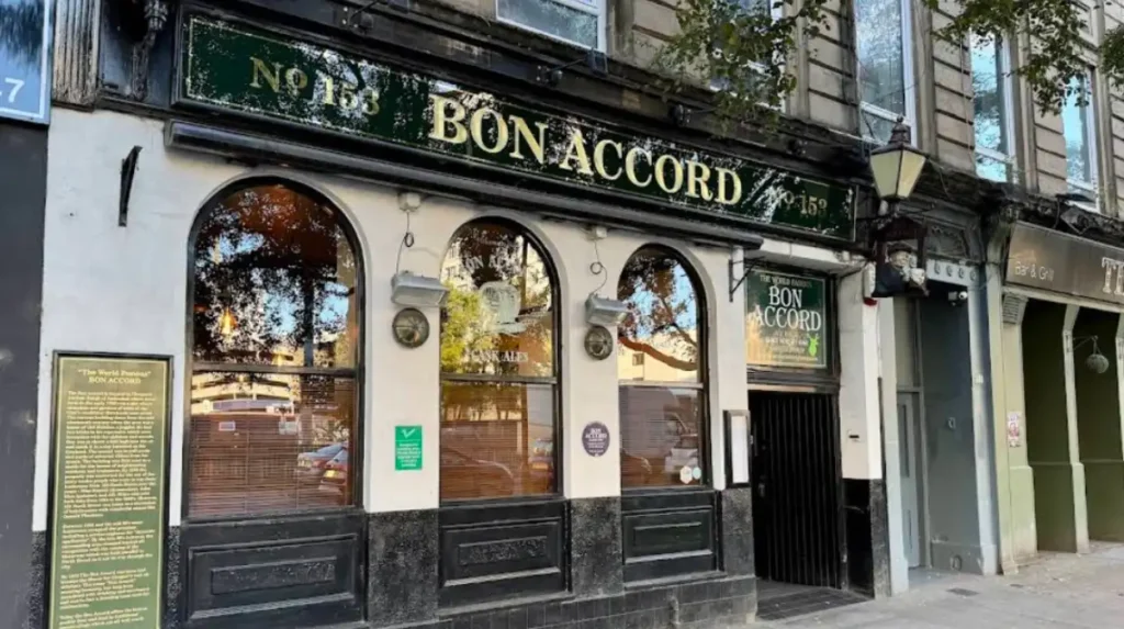 Which whisky bars in Glasgow have the largest rare single malt selections?