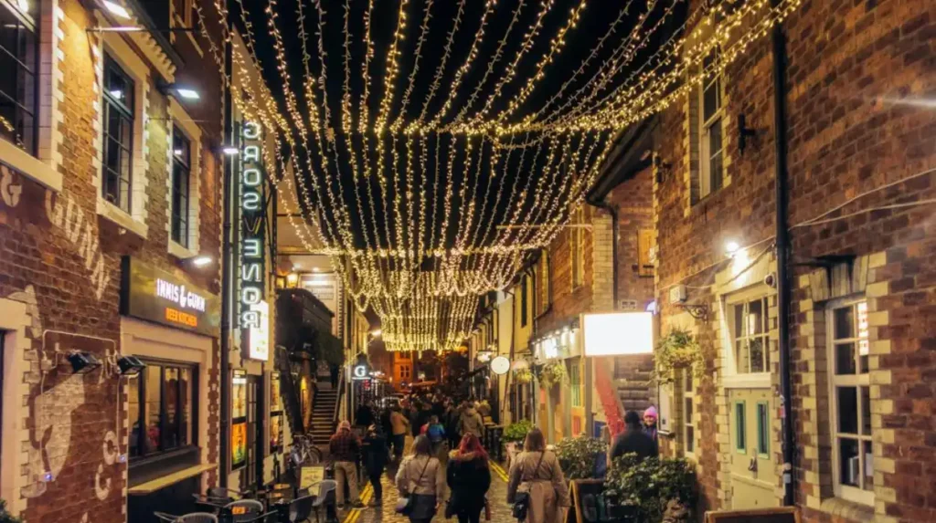 Which Are the Top Student Clubs for Mainstream and Pop Music in Glasgow City Centre?