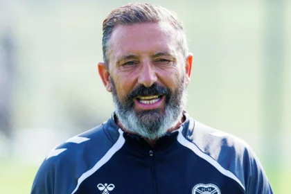McInnes Jokes Rival SPFL Star is House Guest in Glasgow 2026