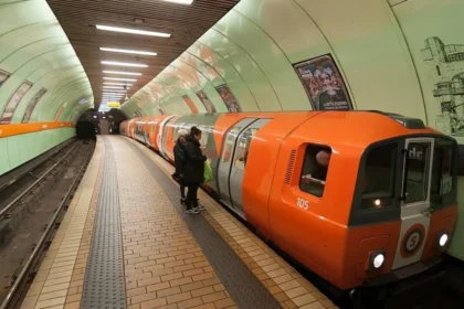 What are the Glasgow Subway opening hours on weekdays and weekends